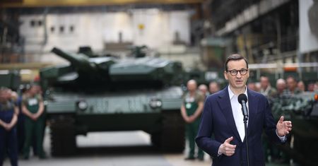Zwrócił się do Tuska. "Żeby pana kijami nie obili za mocno"