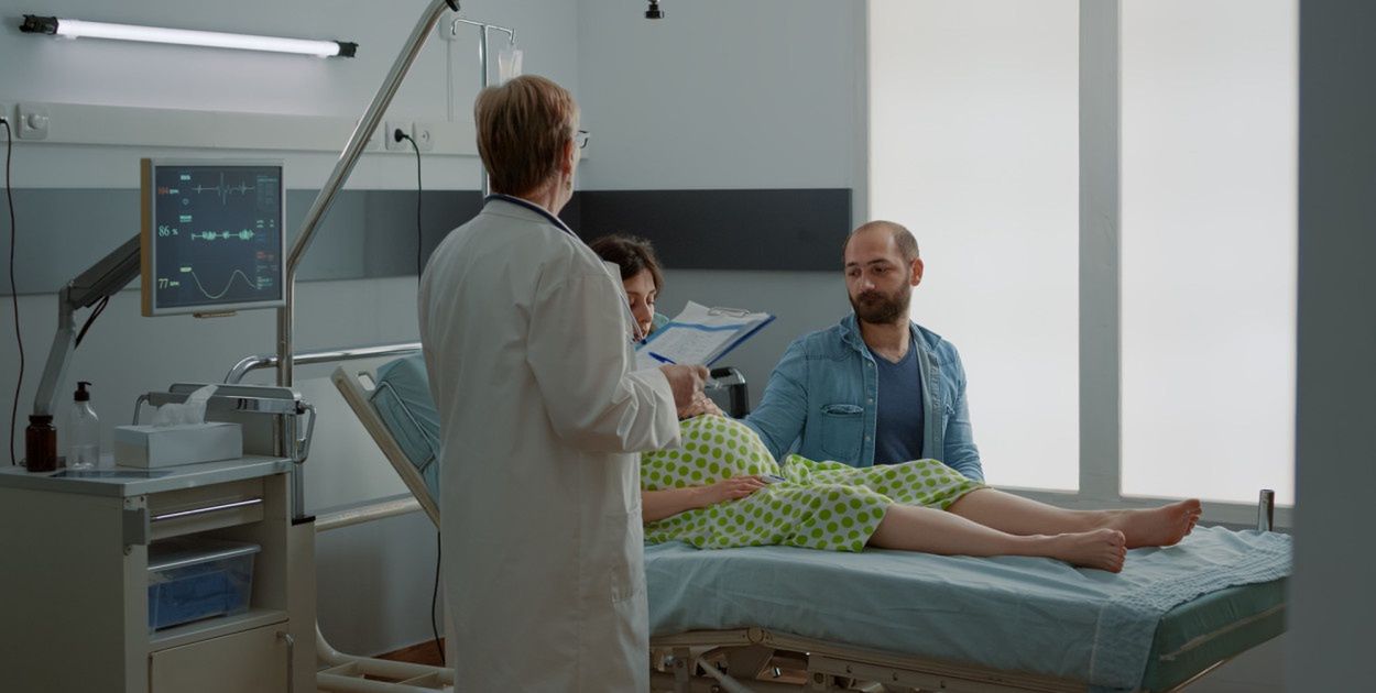 Czy porodówki znikną ze szpitali? Wiceminister tłumaczy, co nas czeka