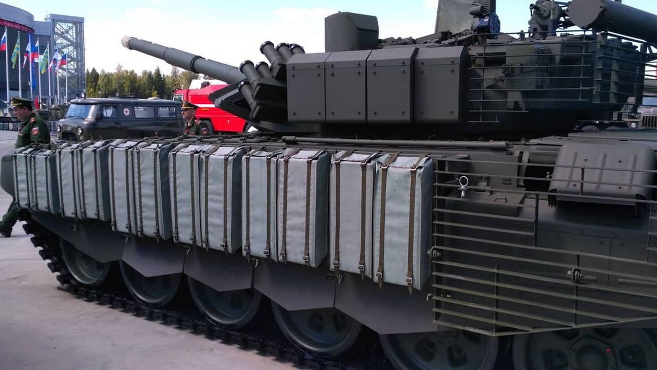 Czołg T-80, którego burty chronią miękkie moduły pancerza reaktywnego