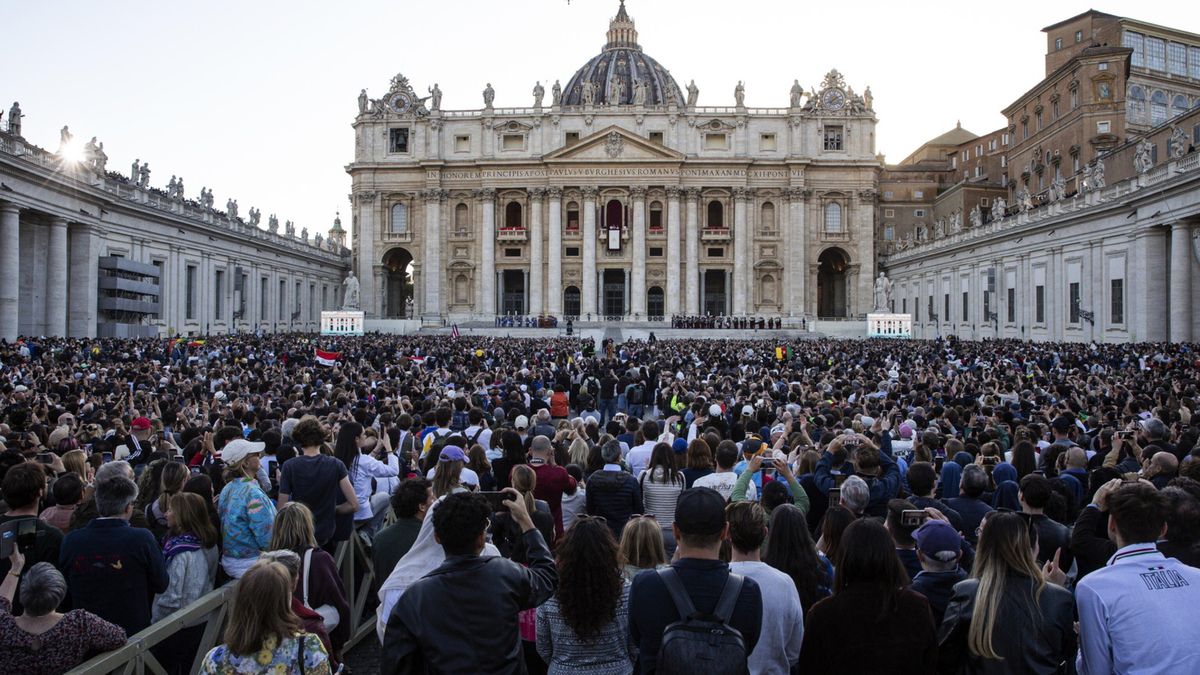 Polak opowiadał, co działo się w Rzymie po białym dymie