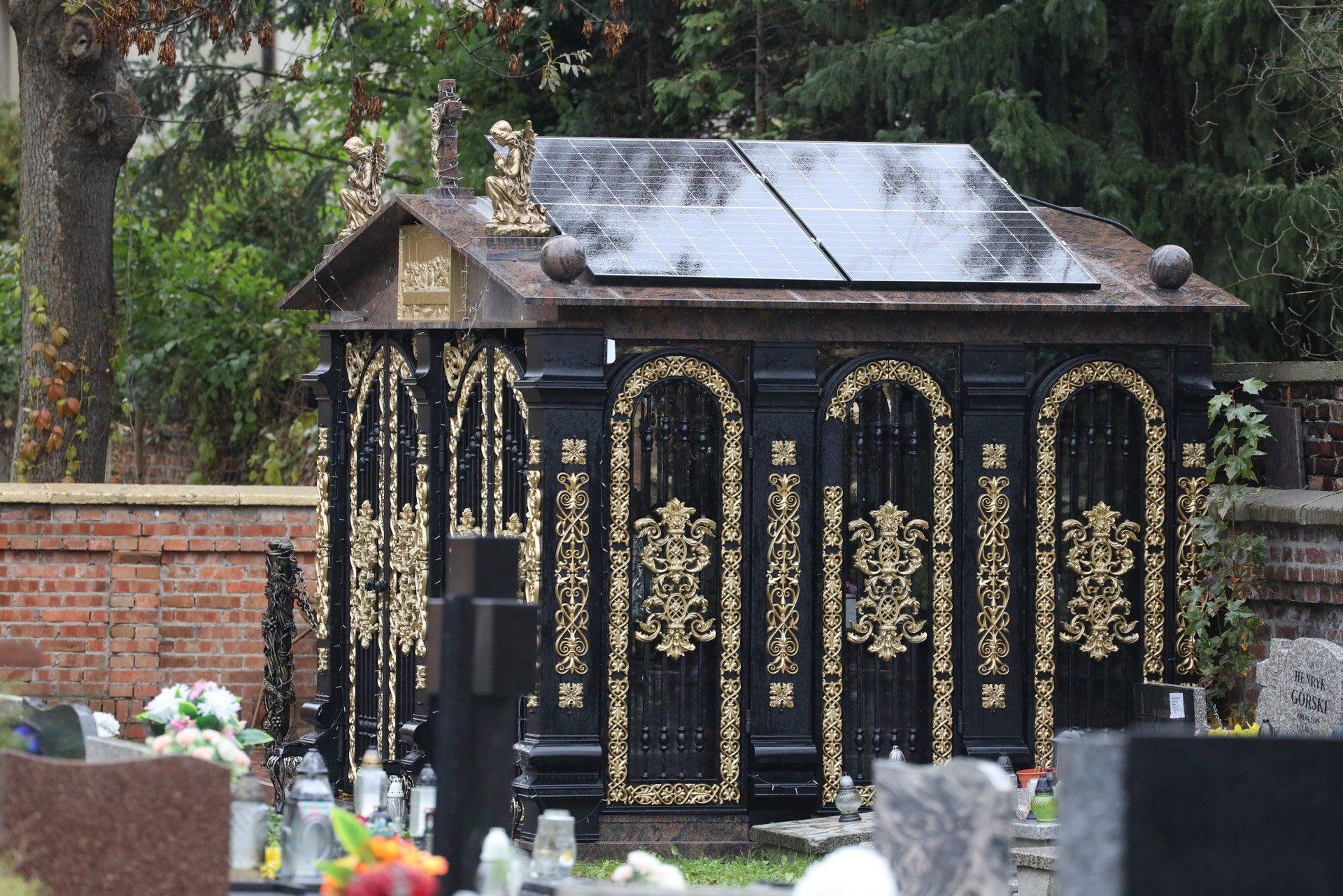 Grobowiec z fotowoltaiką na cmentarzu na Załężu