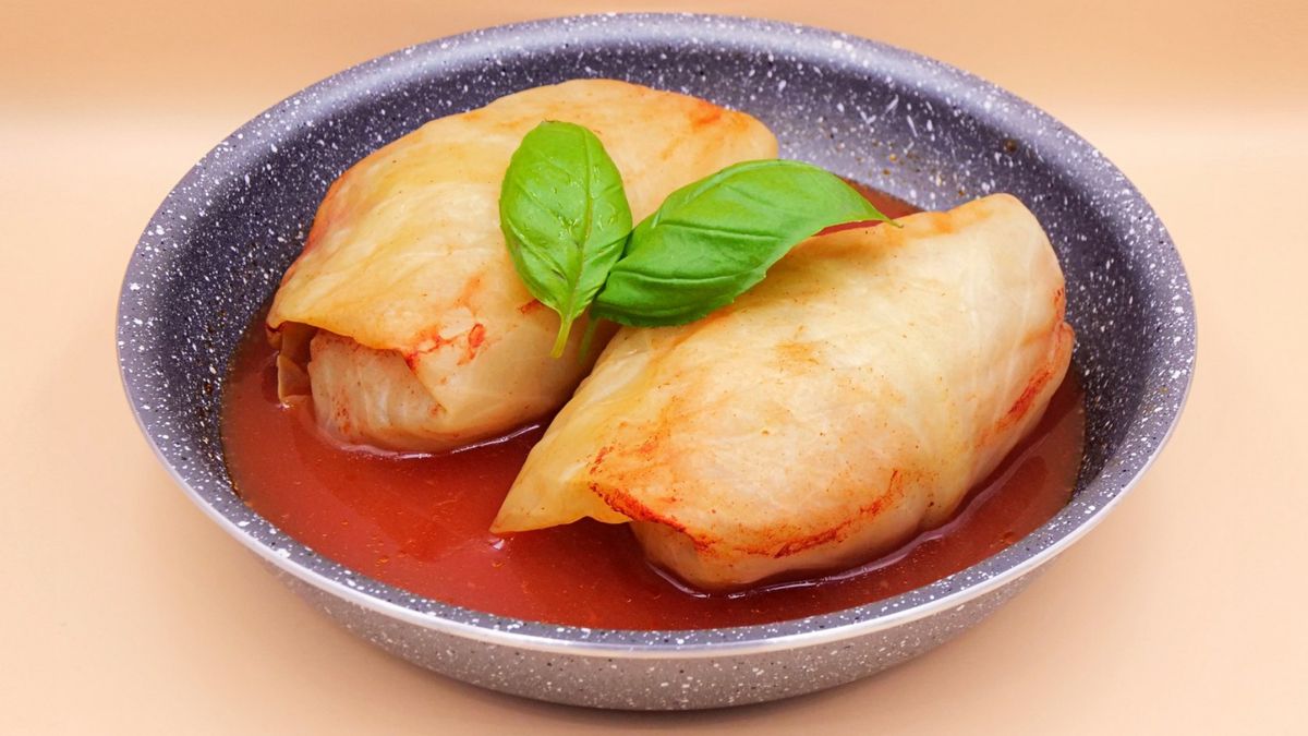 Wyłóż gotowe gołąbki na talerz.