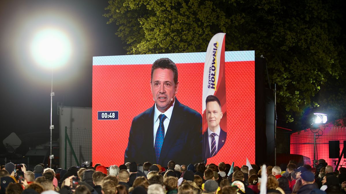 Końskie, 11.04.2025. Wybory Prezydenta RP 2025 - kampania. Na ekranie kandydat KO w zbliżających się wyborach na fotel prezydenta RP, prezydent Warszawy Rafał Trzaskowski podczas debaty prezydenckiej w Końskich, 11 bm. (ad) PAP/Adam Kumorowicz