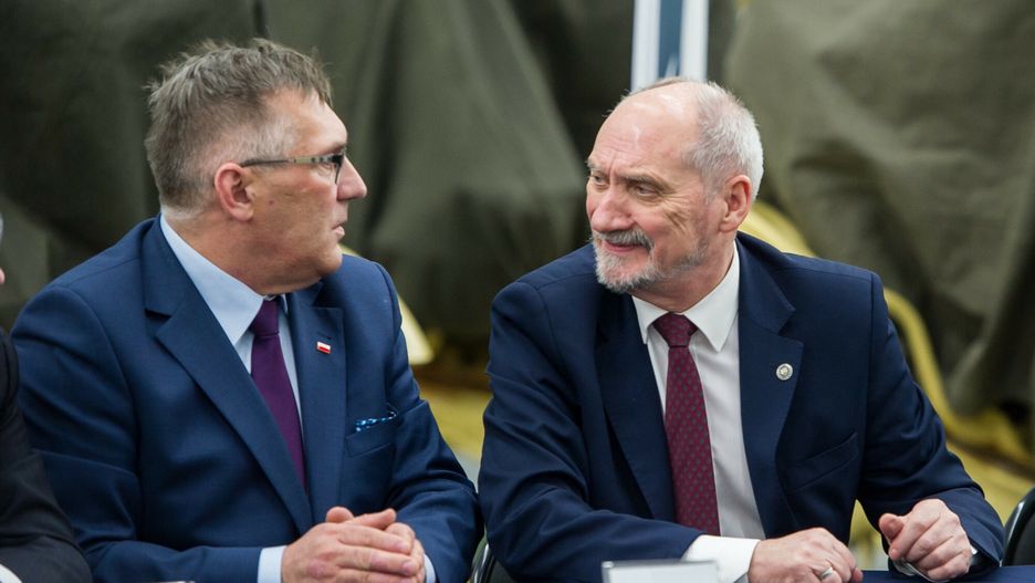CBA przeszukało dom prezesa Zakładów Mechanicznych w Tarnowie. Na zdjęciu z podpisania kontraktu przez Antoniego Macierewicza, ówczesnego szefa MON