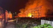 Ignalin: Ogromny pożar stodoły. W środku 1,5 tony akumulatorów