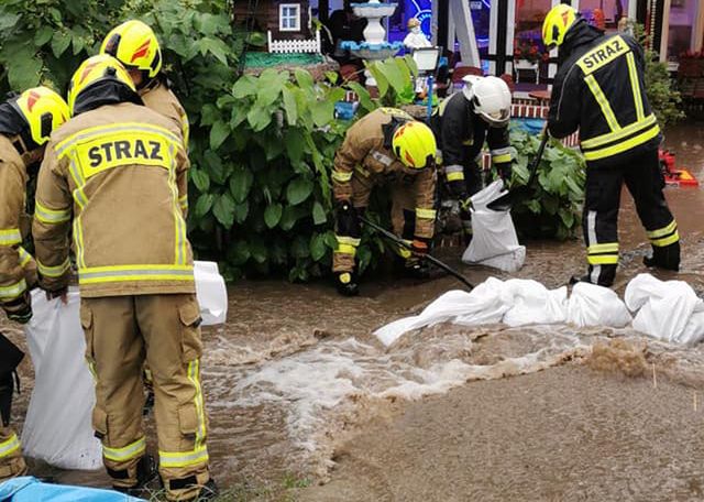 Alarm przeciwpowodziowy na Dolnym Śląsku. Strażacy mają pełne ręce roboty