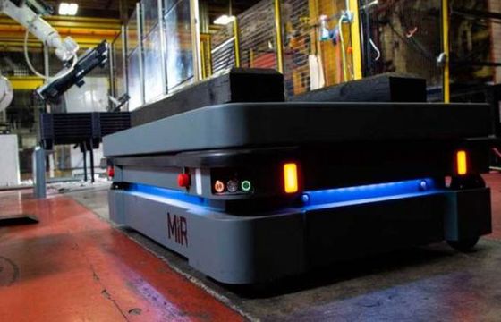 Autonomiczny robot w magazynie IKEA w Jarostach. Wyręczy ludzi w najcięższych pracach