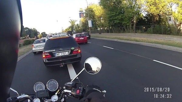 Motocyklista mknie pomiędzy autami w Warszawie. Zatrzymuje go niespodziewana blokada