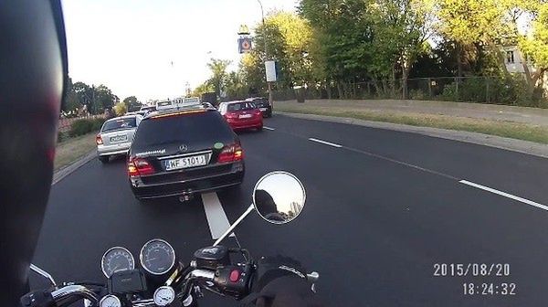 Motocyklista mknie pomiędzy autami w Warszawie. Zatrzymuje go niespodziewana blokada