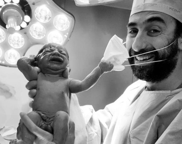 Noworodek ściąga dr. Samerowi Shuaibowi maseczkę zaraz po narodzinach 