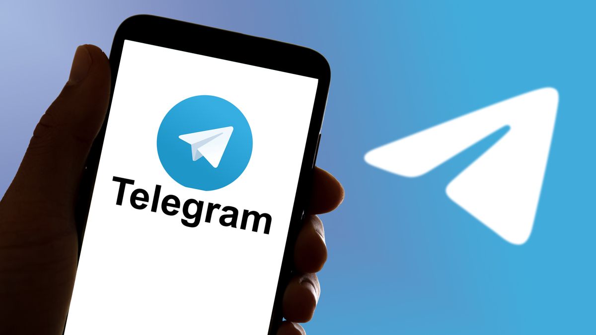SPAIN - 2022/10/17: In this photo illustration, the online chat and communication app Signal Telegram logo seen displayed on a mobile phone and on a laptop. (Photo Illustration by Davide Bonaldo/SOPA Images/LightRocket via Getty Images)