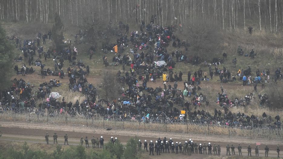 Kuźnica, 12.11.2021. Grupa imigrantów przy granicy polsko-białoruskiej w okolicy przejścia granicznego w Kuźnicy, 8 bm. Na polsko-białoruskiej granicy trwa kryzys migracyjny. (amb) PAP/16 Dywizja Zmechanizowana ***HANDOUT EDITORIAL USE ONLY NO SALES***