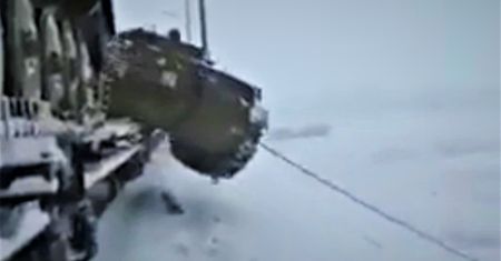 Kompromitacja żołnierzy Putina. Z rosyjskiego rozładunku BMP śmieją się wszyscy