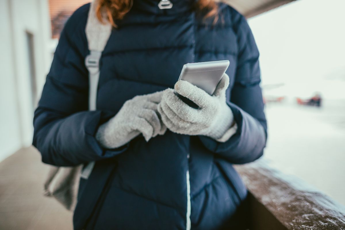 Dlaczego bateria w telefonie pada w chłodne dni?