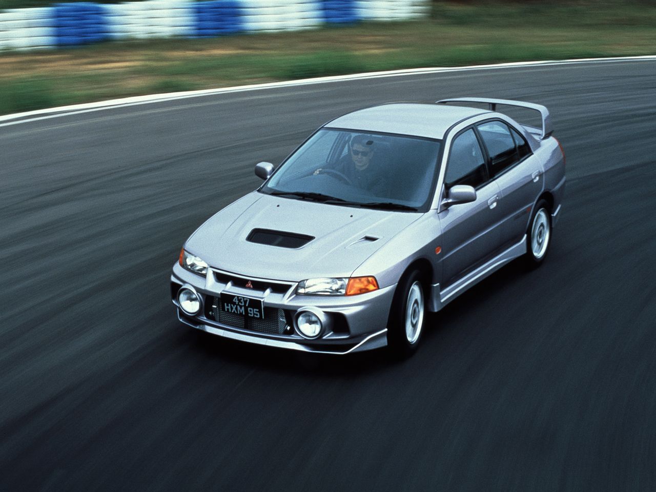 Złośliwi twierdzą, że to wyłącznie za sprawą Mäkinena i jego talentu, Mitsubishi tyle razy tryumfowało w rajdach, ale warto pamiętać, że od 1997 roku konkurencja miała już samochody w specyfikacji "prototypowej" WRC, a Lancer Evolution wciąż był wyczynową wersją auta produkcyjnego. Trzy tytuły trafiły do Mäkinena, który zdobył je A-grupowym samochodem, podobnym do tego, jaki można było kupić w salonie. O odpowiedniku Toyoty Corolli WRC możecie sobie pomarzyć do dziś, a Subaru tylko dla wybrańców przygotowało model Impreza 22B. Lancerem był dużo tańszy niż wiele samochodów sportowych, które w starciu z japońskim sedanem przegrywały na każdej drodze.