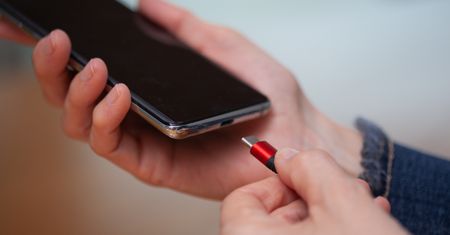 Ładować telefon rano czy wieczorem? Eksperci mówią jasno