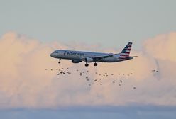 Samolot musiał zawrócić na lotnisko. Pasażer próbował otworzyć drzwi