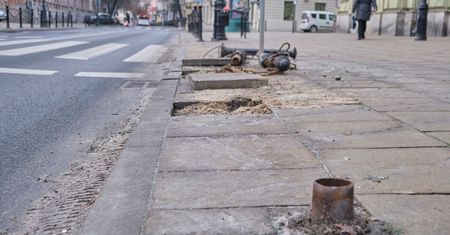 Skasowała słupki przed przejściem dla pieszych
