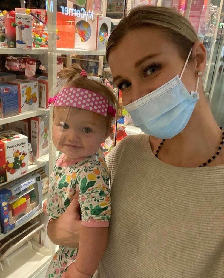 Joanna Krupa chwali się ubrudzonym kupą sweterkiem