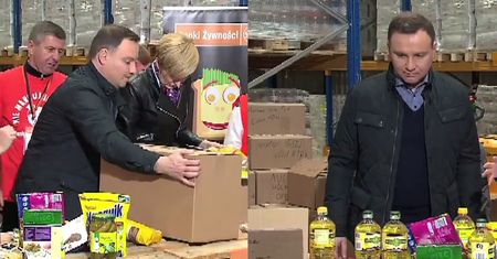 Andrzej i Agata Duda pakują paczki z jedzeniem