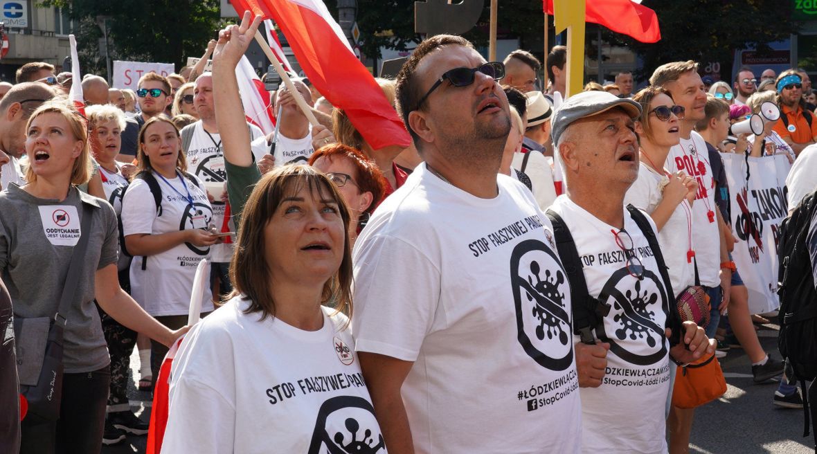 Demonstracja przeciwników ograniczeń związanych z pandemią koronawirusa. Przekaz jest prosty - pandemia jest fałszywa