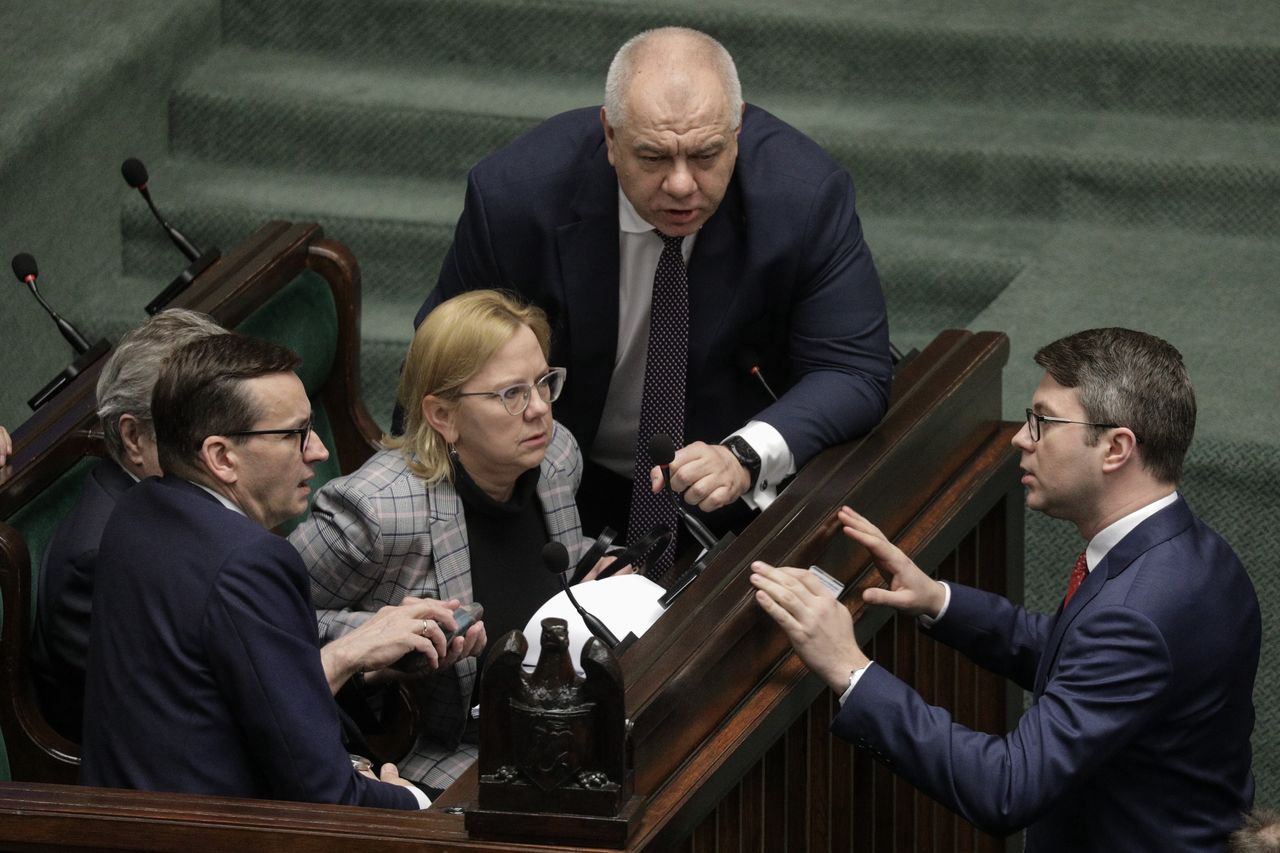 Rząd sypnie pieniędzmi na ratowanie firm. Kilka miliardów złotych trafi do przedsiębiorstw energochłonnych