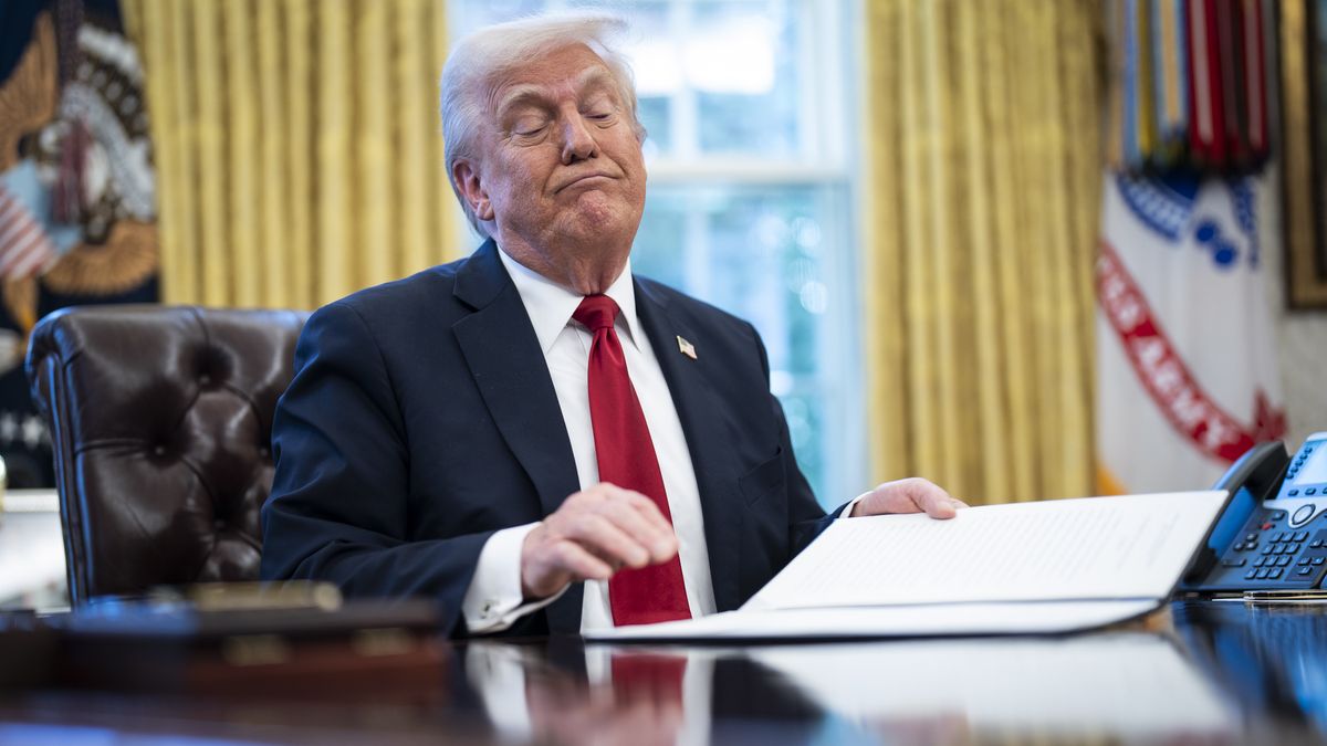 Washington, DC - March 26 : President Donald J Trump signs an executive order related to auto tariffs in the Oval Office at the White House on Wednesday, March 26, 2025 in Washington, DC. (Photo by Jabin Botsford/The Washington Post via Getty Images)