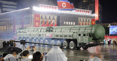 Korea Płn. pręży muskuły. "Najpotężniejsza" rakieta zaprezentowana
