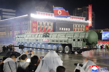 Korea Płn. pręży muskuły. "Najpotężniejsza" rakieta zaprezentowana