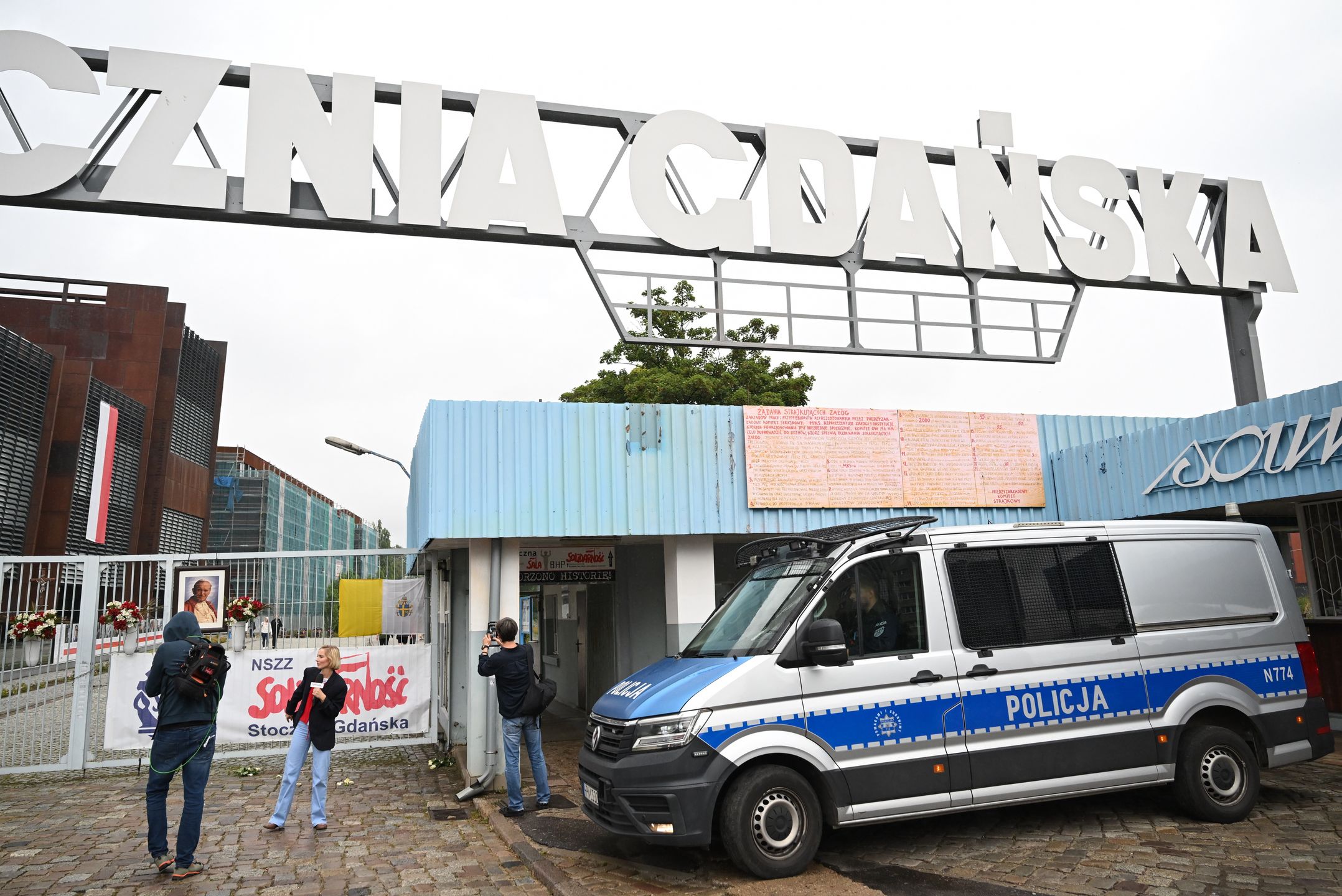 Gdańsk, 30.08.2025. Spryskana proszkiem gaśniczym historyczna brama nr 2 Stoczni w Gdańsku, 30 bm. W wyniku aktu wandalizmu zanieczyszczeniu uległa elewacja budynku wpisanego do rejestru zabytków. W związku ze zdarzeniem policja zatrzymała trzy kobiety w wieku 18, 23 i 24 lat oraz dwóch mężczyzn w wieku 23 i 64 lat. (amb) PAP/Adam Warżawa ***Do tego materiału zdjęciowego dostępna jest również depesza w systemie CSI, pt.: Gdańsk/ Spryskali proszkiem z gaśnicy fragment historycznej Bramy nr 2; zostali zatrzymani***