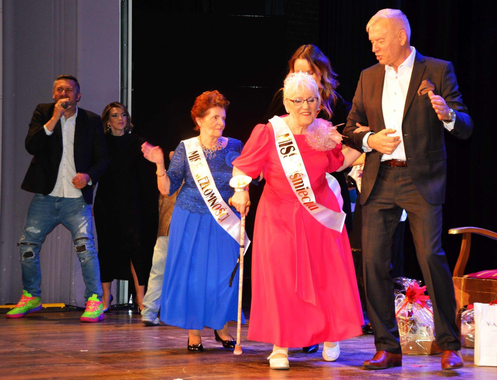 Na zakończenie imprezy Norbi wraz z uczestniczkami konkursu i całą salą zaśpiewali przebój &#34;Dziewczyny są gorące&#34;.