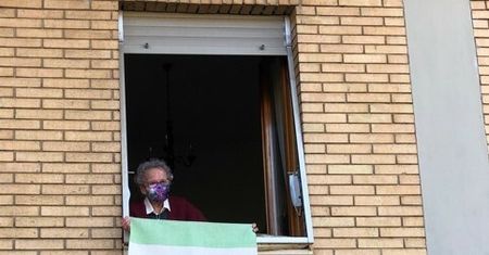 Koronawirus. 109-letnia Włoszka apeluje o noszenie maseczek. "Ten wirus to diabeł"