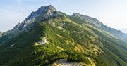 Tatry. Baner Strajku Kobiet na krzyżu na Giewoncie