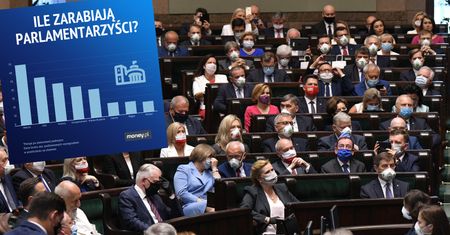 Zarobki posłów. Mimo podwyżki i tak będą wśród najbiedniejszych w Europie