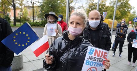 100 milionów w minutę i tajemnicze kliki, czyli pomoc w czasach koronawirusa