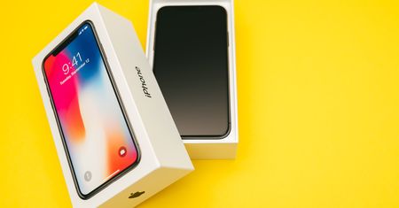 Samsung ponownie wyśmiewa iPhone'a X. Tym razem oberwał notch i dwie inne funkcje