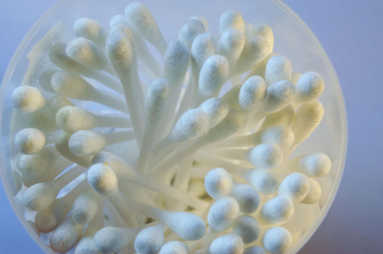 Plastikowe patyczki do uszu wycofywane ze sklepów. Czym czyścić uszy?