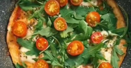 Przepis na omlet a'la pizza. Użytkownicy TikToka oszaleli na jego punkcie