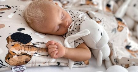 Tekstylia dla dzieci: dlaczego liczą się jakość, ręczne szycie i certyfikaty?