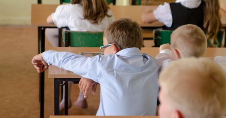 Powrót do szkół. Profesor zareagował ironią na prognozy MEN