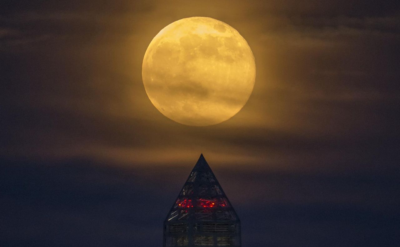 The various colors of the Moon are tricks played by the Earth's atmosphere.