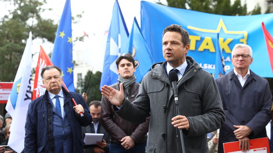 Warszawa, 13.10.2021. Prezydent Warszawy Rafał Trzaskowski podczas wiecu pod Sejmem, po sesji plenarnej samorządowców w Warszawie, 13 bm. Samorządowcy z całej Polski spotkali się w Warszawie, aby sprzeciwić się zmianom w podatkach, które zakłada Polski Ład. Po spotkaniu poszli pod Sejm, gdzie wręczyli marszałkom izby podpisany wspólnie apel. (mr) PAP/Rafał Guz