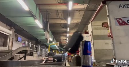 To wideo jest hitem. Tak pracownicy "bawią się" bagażami na lotnisku
