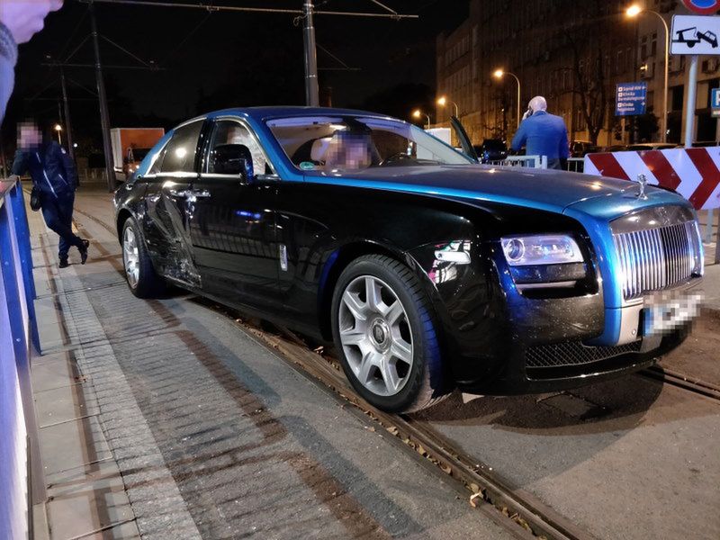 Rolls-Royce Ghost za 1,5 mln złotych zderzył się z taksówką w Warszawie