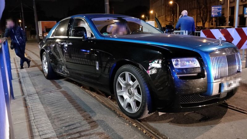 Mimo, że nadwozie Rolls-Royce'a nie ucierpiało znacząco, naprawa z pewnością nie będzie tania.