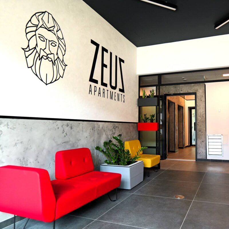 Wejście do obiektu Zeus Apartments