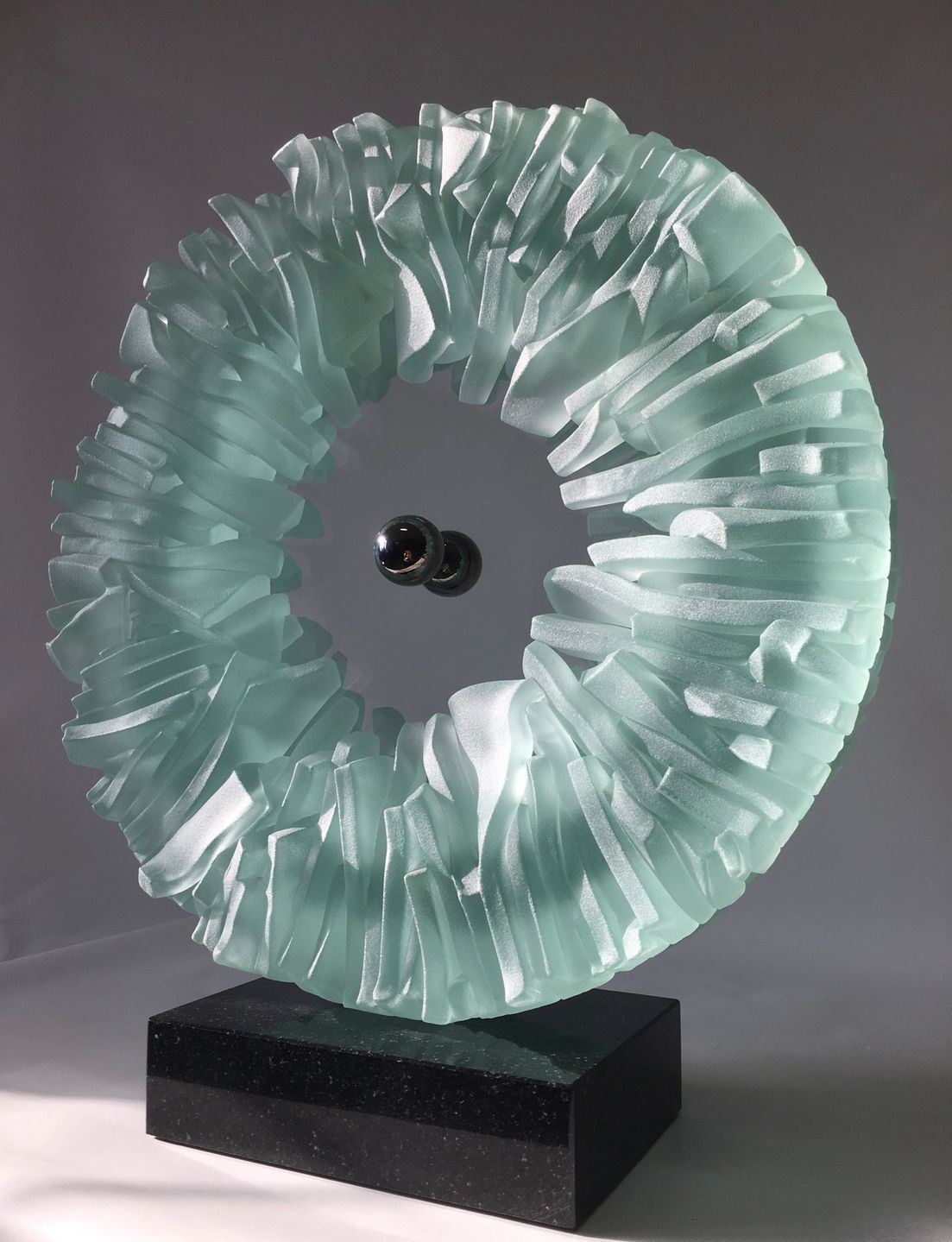 Katarzyna_Bułka-Matłacz, Nanocząsteczka, wys.58cm, szkło, mosiądz, granit.