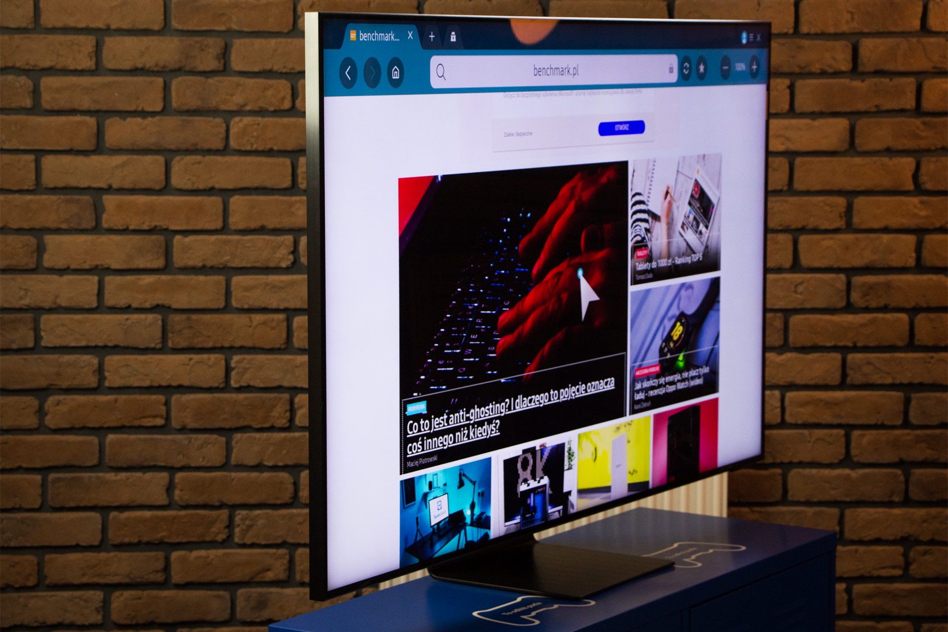 Samsung Q800T - widok z profilu