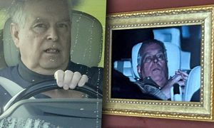 Skandal w Luwrze. Zdjęcie księcia Andrzeja na ścianie