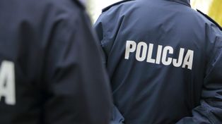 23-latek zakończył pijacki rajd na ścianie domu. Wcześniej staranował znak